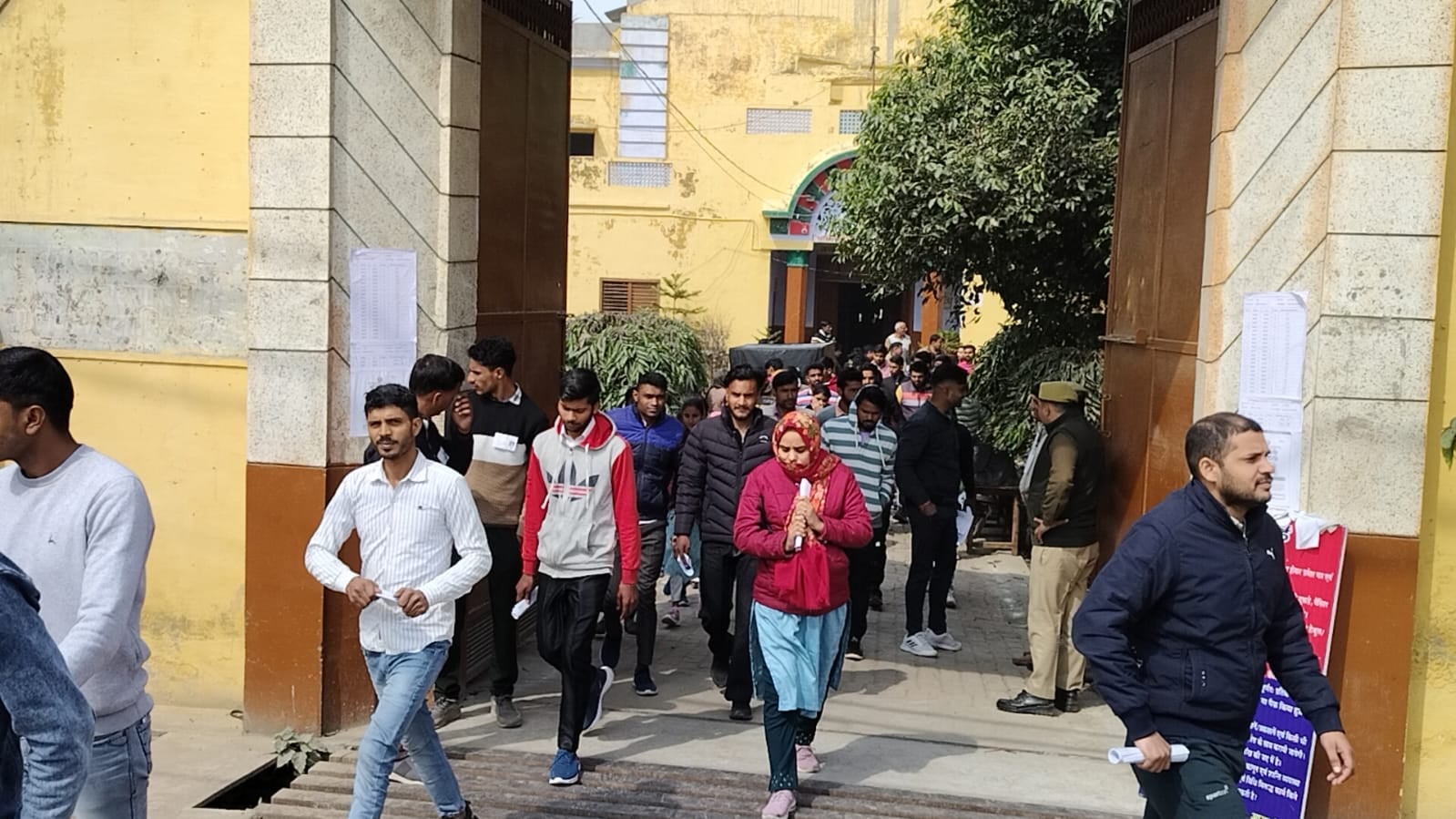 शामली  आरके इटर कॉलेज  में  यूपी पुलिस आरक्षी भर्ती की लिखित परीक्षा के  दौरान      अभ्यर्थियों