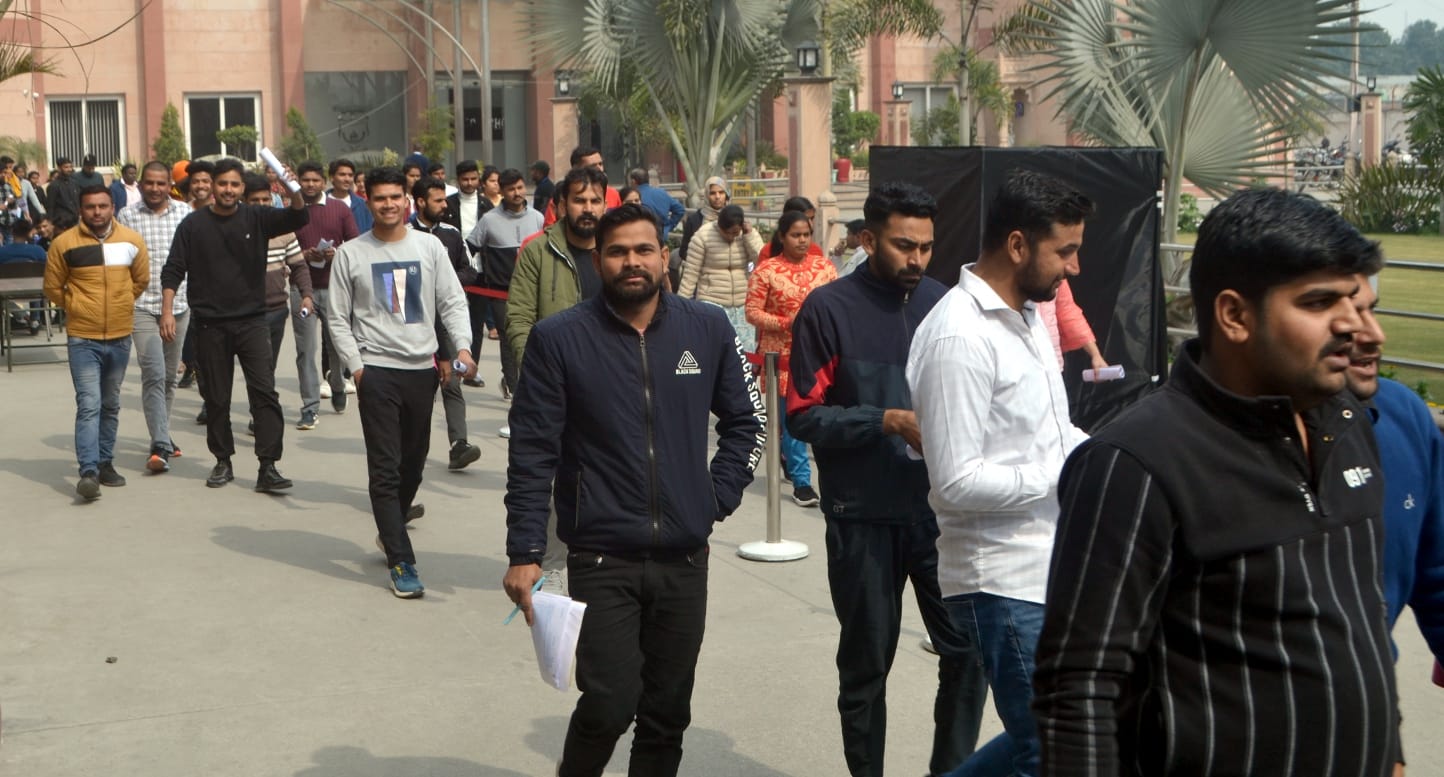 शामली  आरके इटर कॉलेज  में  यूपी पुलिस आरक्षी भर्ती की लिखित परीक्षा के  दौरान      अभ्यर्थियों