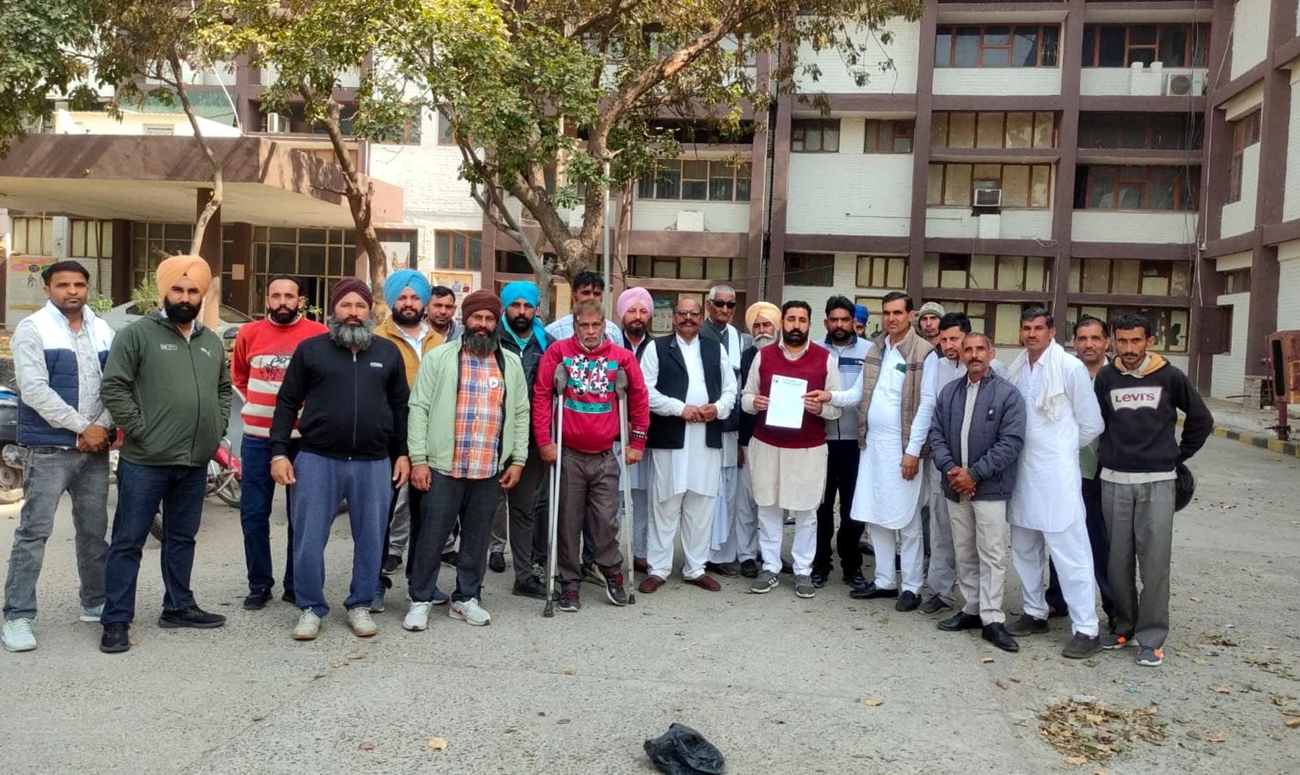 अयाल्की के पास मटका फोड़ प्रदर्शन करते किसान