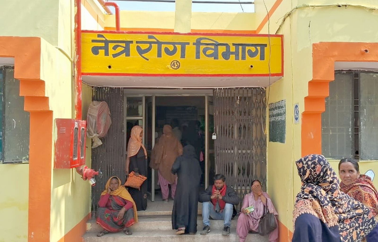 जिला अस्पताल में आंखों की जांच करते नेत्र चिकित्सक। संवाद जिला अस्पताल में आंखों की जांच करते नेत्र चिकित्सक। संवाद