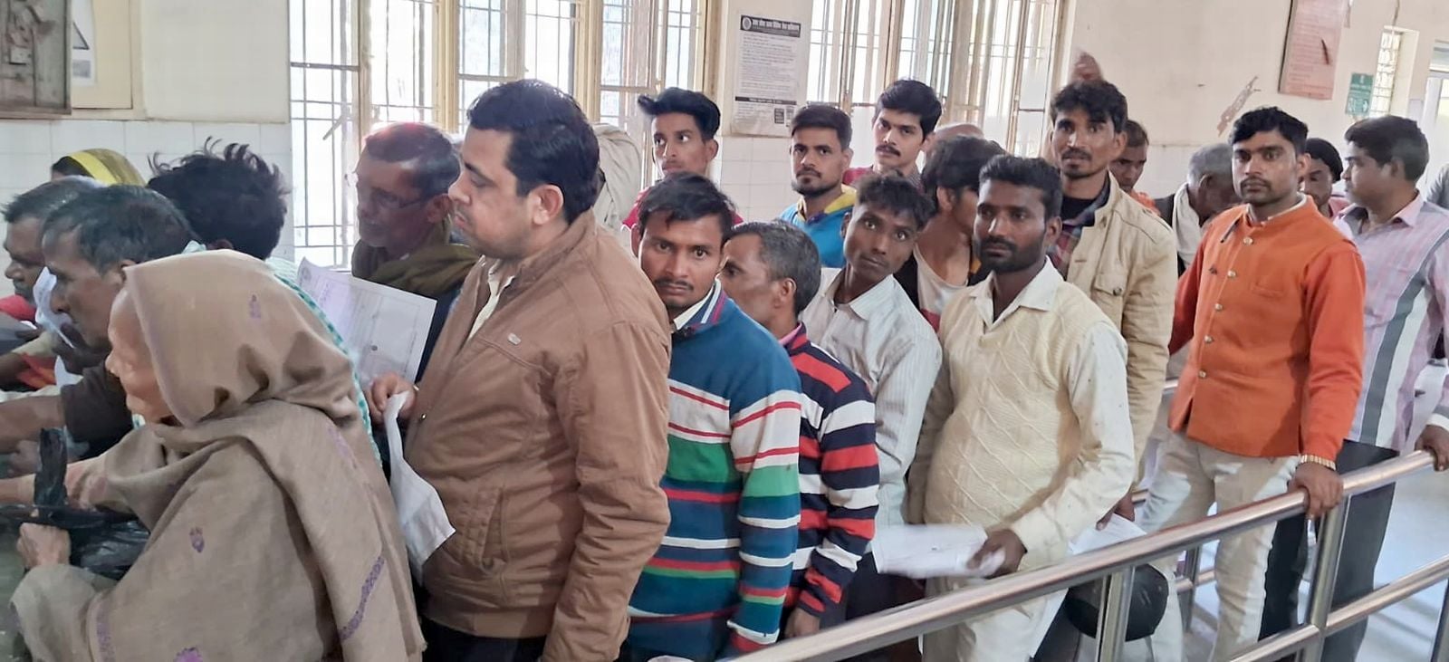 जिला अस्पताल में पर्चा बनवाने को लगी मरीजों की लाइन। संवाद जिला अस्पताल में पर्चा बनवाने को लगी मरीजों की लाइन। संवाद