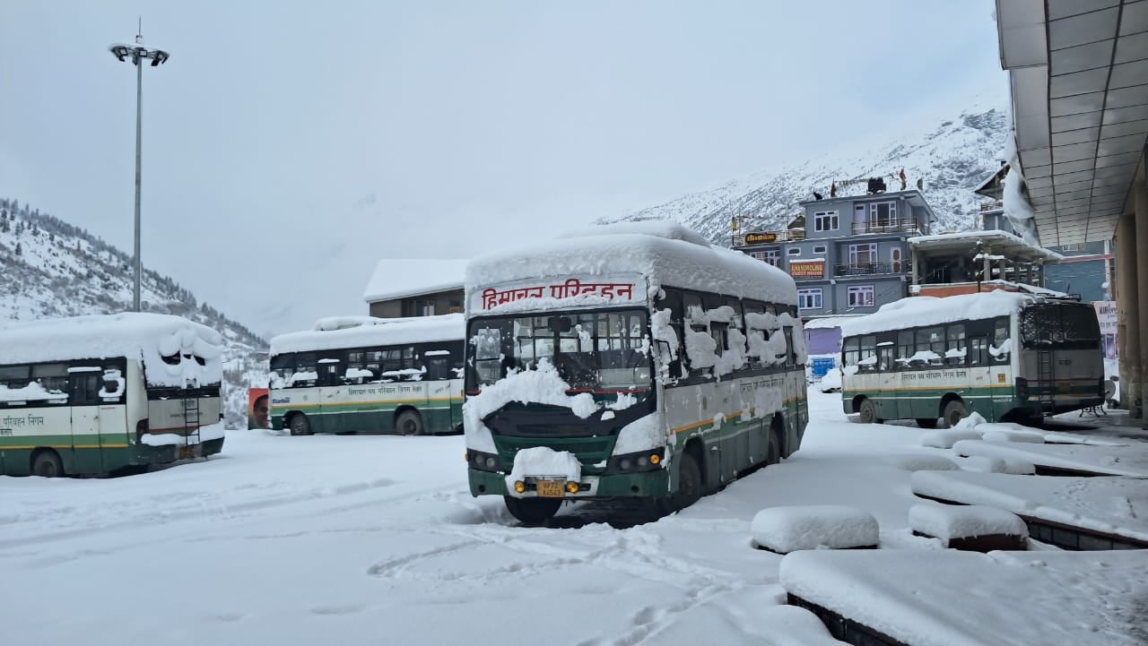 केलांग-उदयपुर के बीच पहाड़ी से गिरे हिमखंड को हटाते बीआरओ के जवान। सोशल मीडिया। केलांग-उदयपुर के बीच पहाड़ी से गिरे हिमखंड को हटाते बीआरओ के जवान। सोशल मीडिया।