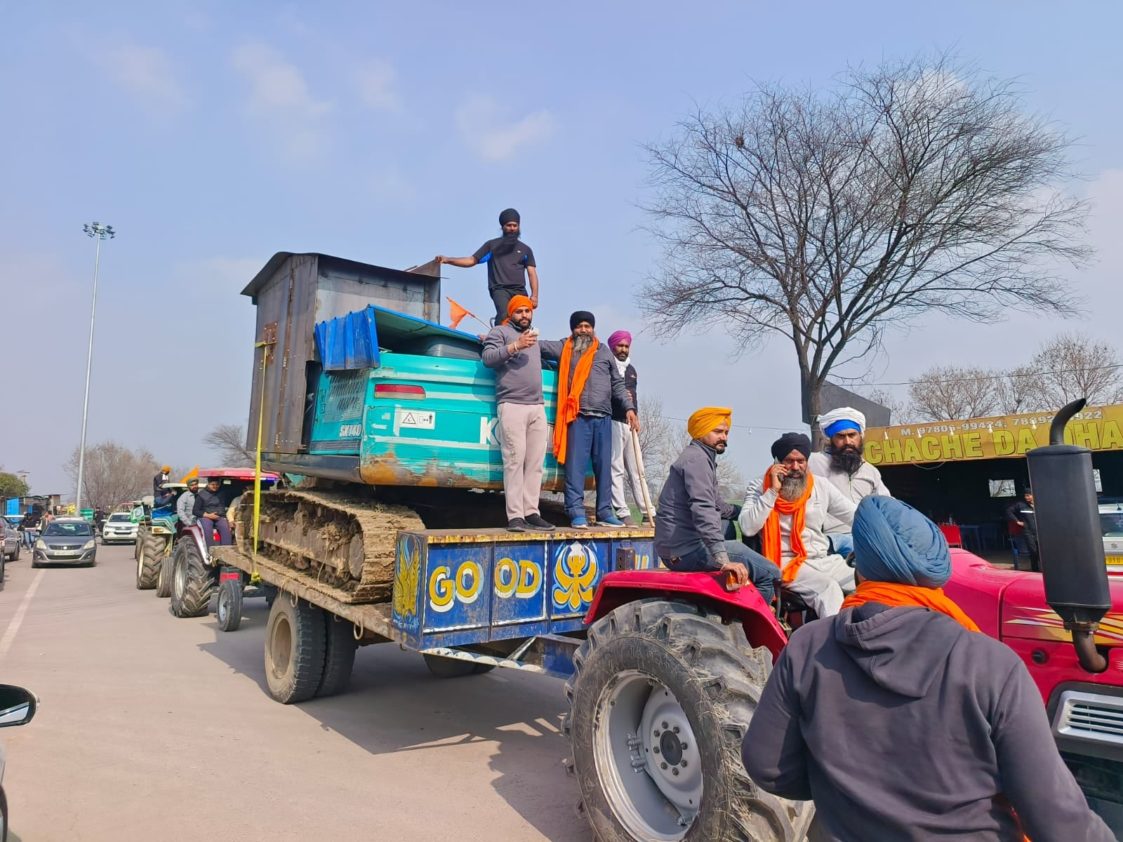 अंबाला-राजपुरा मार्ग स्थित शंभू बैरियर के बीच चल रहे किसान आंदोलन के दौरान सड़क के बीच बैठे किस