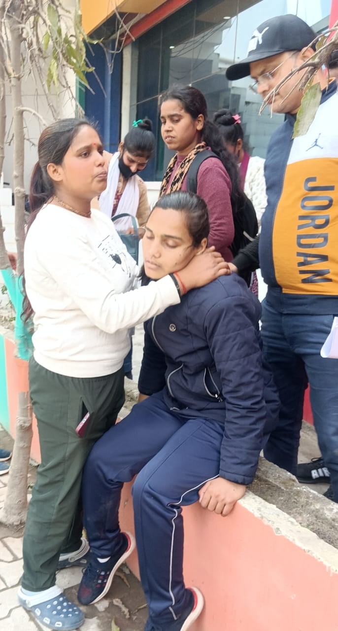 बीसलपुर तहसील सभागार में अभ्यर्थियों से बात करते डीएम । संवाद बीसलपुर तहसील सभागार में अभ्यर्थियों से बात करते डीएम । संवाद