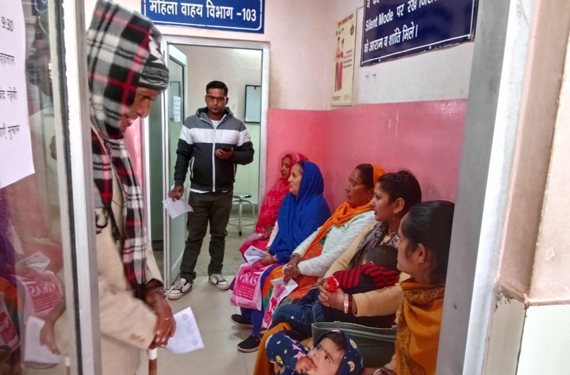 चंबा के चुवाड़ी अस्पताल में डॉक्टरों की हड़ताल के चलते लगी लोगाें की भीड़।संवाद चंबा के चुवाड़ी अस्पताल में डॉक्टरों की हड़ताल के चलते लगी लोगाें की भीड़।संवाद