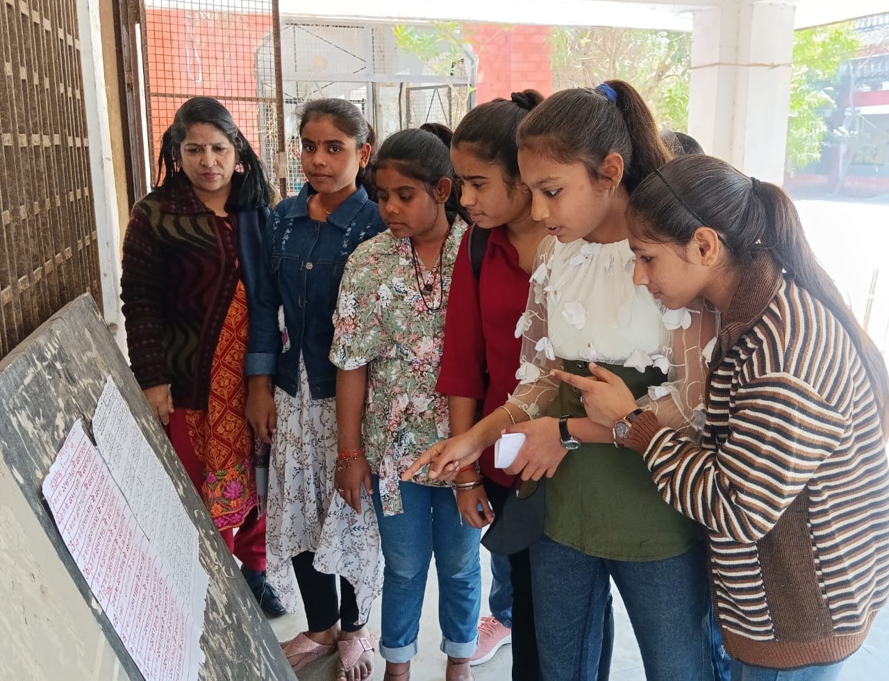 ड्रंमड राजकीय इंटर कॉलेज में बनाये गये कंट्रोल रूम में मौजूद कर्मचारी । संवाद