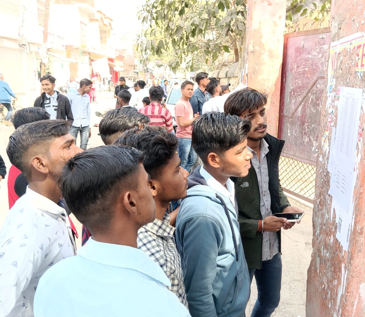 ड्रंमड राजकीय इंटर कॉलेज में बनाये गये कंट्रोल रूम में मौजूद कर्मचारी । संवाद