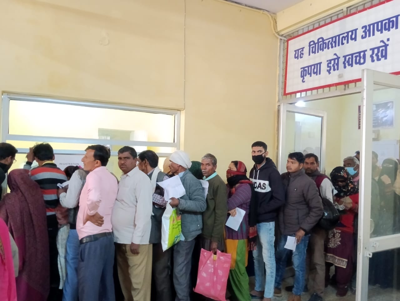 मेडिकल कॉलेज में हेल्प डेस्क पर मौजूद लोग । संवाद