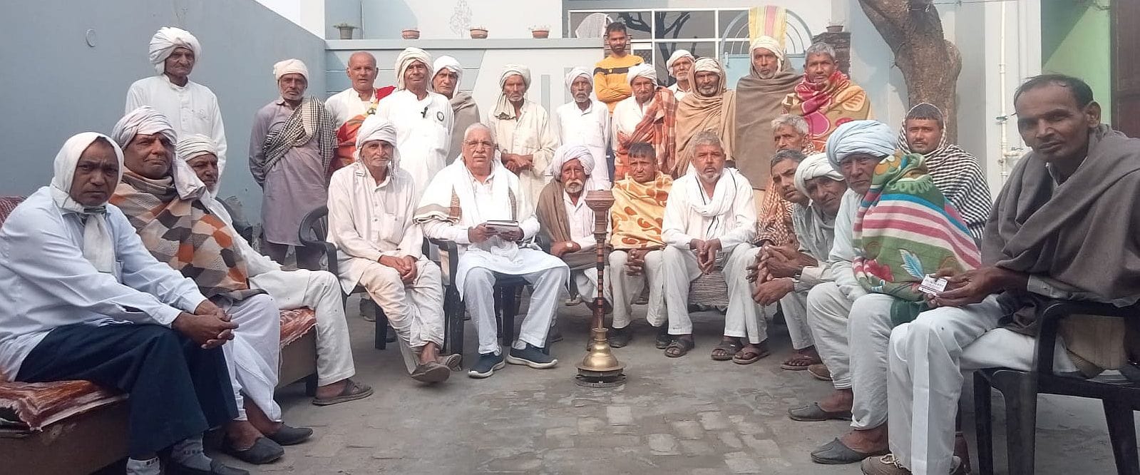 21जेएनडी02: कंडेला गांव में खाप नेताओं के साथ बैठक करते हुए टेकराम कंडेला। संवाद 21जेएनडी02: कंडेला गांव में खाप नेताओं के साथ बैठक करते हुए टेकराम कंडेला। संवाद