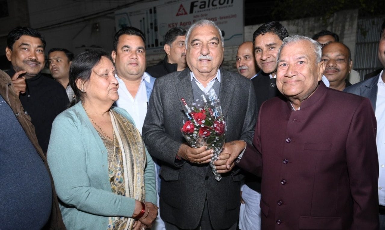 21जेएनडी50 : पूर्व मुख्यमंत्री भूपेंद्र सिंह हुड्डा का स्वागत करते लोग। संवाद 21जेएनडी50 : पूर्व मुख्यमंत्री भूपेंद्र सिंह हुड्डा का स्वागत करते लोग। संवाद