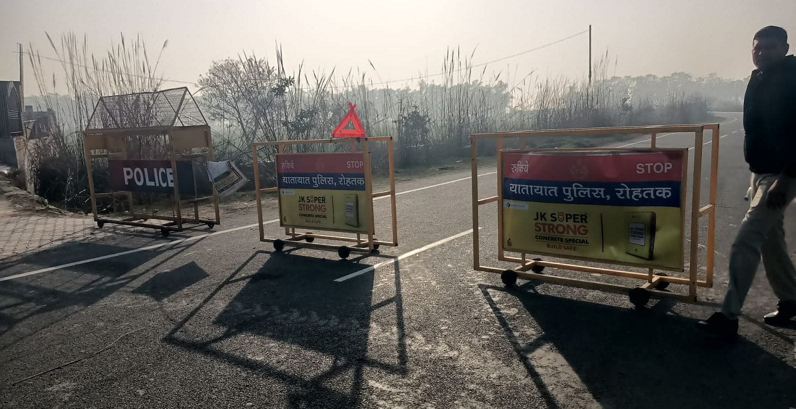 22जेएनडी15: पौली गांव के पास लगाया गया नाका। संवाद 22जेएनडी15: पौली गांव के पास लगाया गया नाका। संवाद