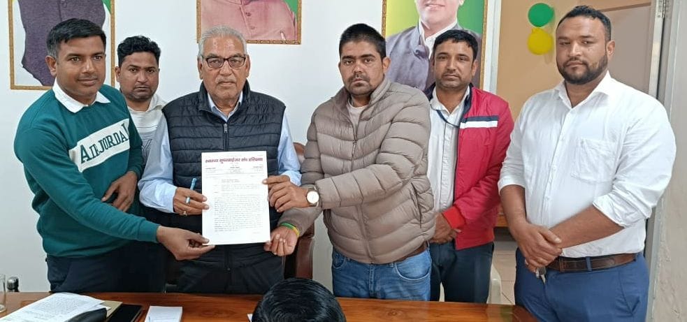 22जेएनडी24-डिप्टी सीएम के निजी सचिव जगदीश सिंहाग को ज्ञापन सौंपते हुए स्वास्थ्य कर्मचारी। स्वयं 22जेएनडी24-डिप्टी सीएम के निजी सचिव जगदीश सिंहाग को ज्ञापन सौंपते हुए स्वास्थ्य कर्मचारी। स्वयं