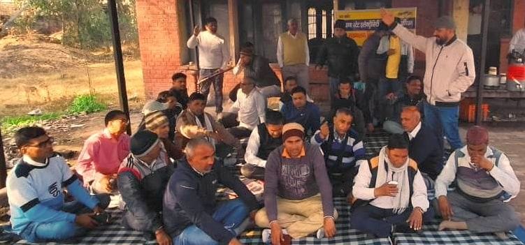 22जेएनडी29-बिजली निगम सब डिविजन नगूरां कार्यालय परिसर में नारेबाजी करते निगम कर्मचारी। संवाद 22जेएनडी29-बिजली निगम सब डिविजन नगूरां कार्यालय परिसर में नारेबाजी करते निगम कर्मचारी। संवाद