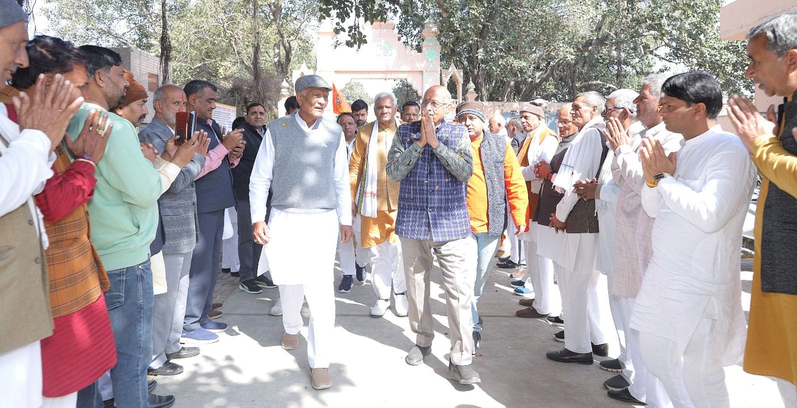 22जेएनडी34-श्री ब्राह्मण संस्कृत महाविद्यालय में पहुंचे सीताराम व्यास का स्वागत करते हुए। स्वयं