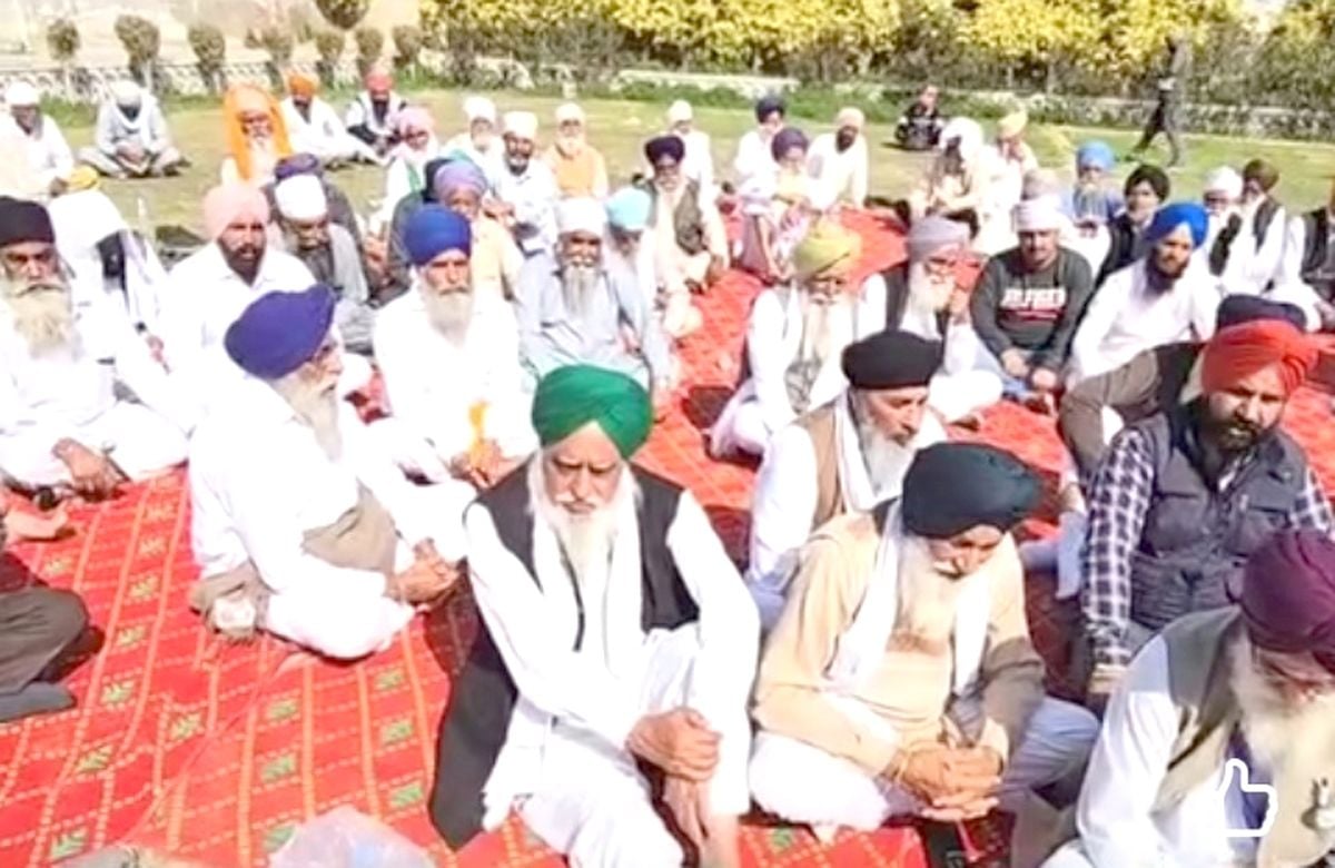22जेएनडी37: असंध रोड स्थित गुरुद्वारा सच्चा सौदा में मीटिंग करते हुए किसान। संवाद