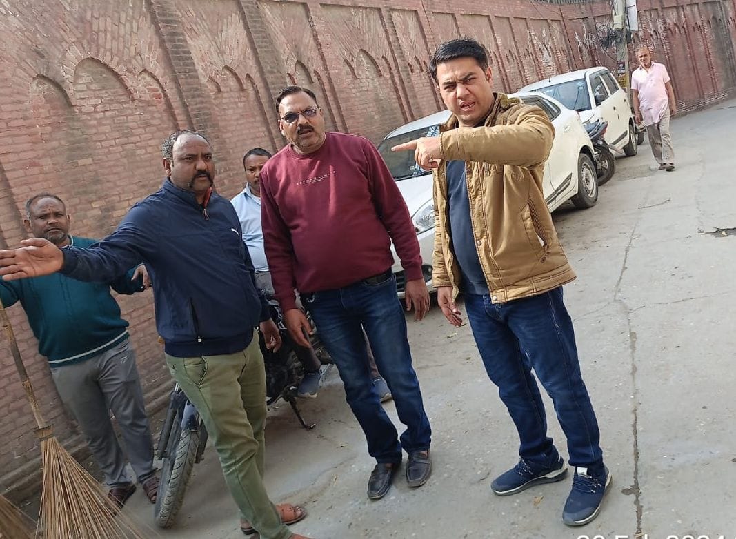 फोटो 16: सोनीपत के कोट मोहल्ला में नाले की सफाई करते निगम कर्मी। स्रोत: नगर निगम