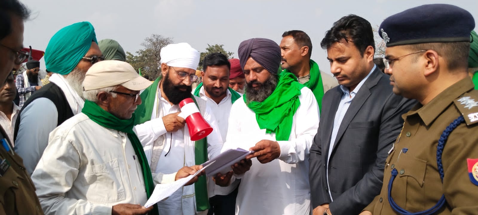 मोहम्मदी एसडीएम को ज्ञापन सौंपते किसान नेता।