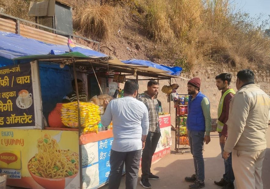 धर्मपुर में सड़क किनारे लगी अवैध रेहड़ी को हटाते हुए। संवाद धर्मपुर में सड़क किनारे लगी अवैध रेहड़ी को हटाते हुए। संवाद