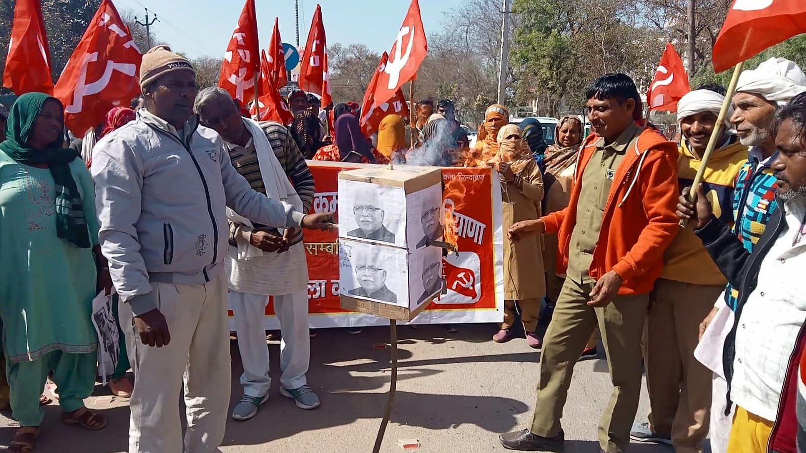 22जेएनडी04: मांगों को लेकर सरकार का पुतला फूंकते हुए ग्रामीण सफाई कर्मचारी। संवाद