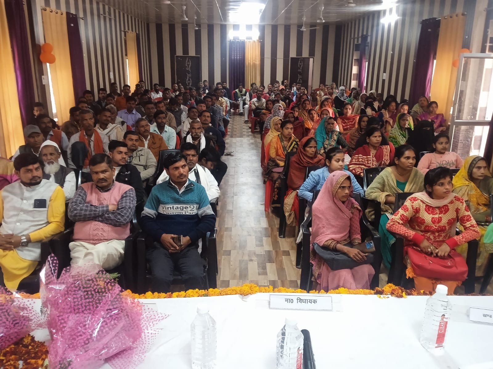 बीसलपुर ब्लॉक की बैठक को संबोधित करते खंड विकास अधिकारी क्षिरिज वर्मा । संवाद