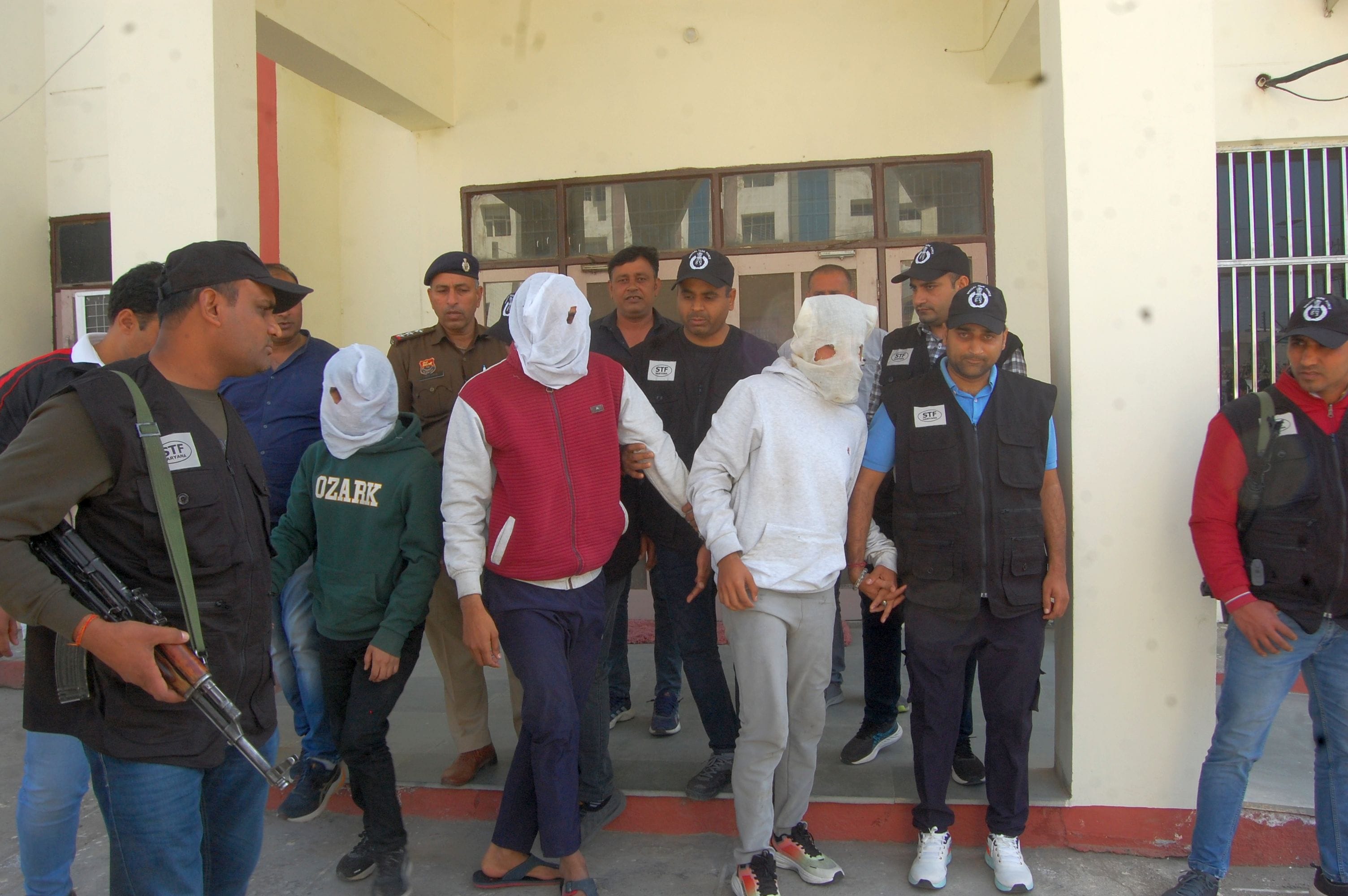 फोटो :27: सोनीपत एसटीएफ की तरफ से पकड़े गए आरोपी पुलिस टीम के साथ। संवाद