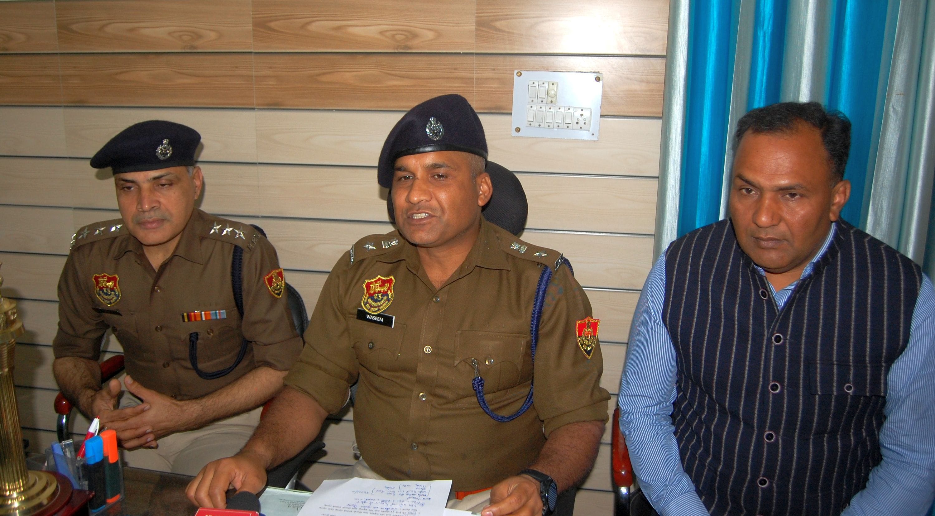 फोटो :27: सोनीपत एसटीएफ की तरफ से पकड़े गए आरोपी पुलिस टीम के साथ। संवाद