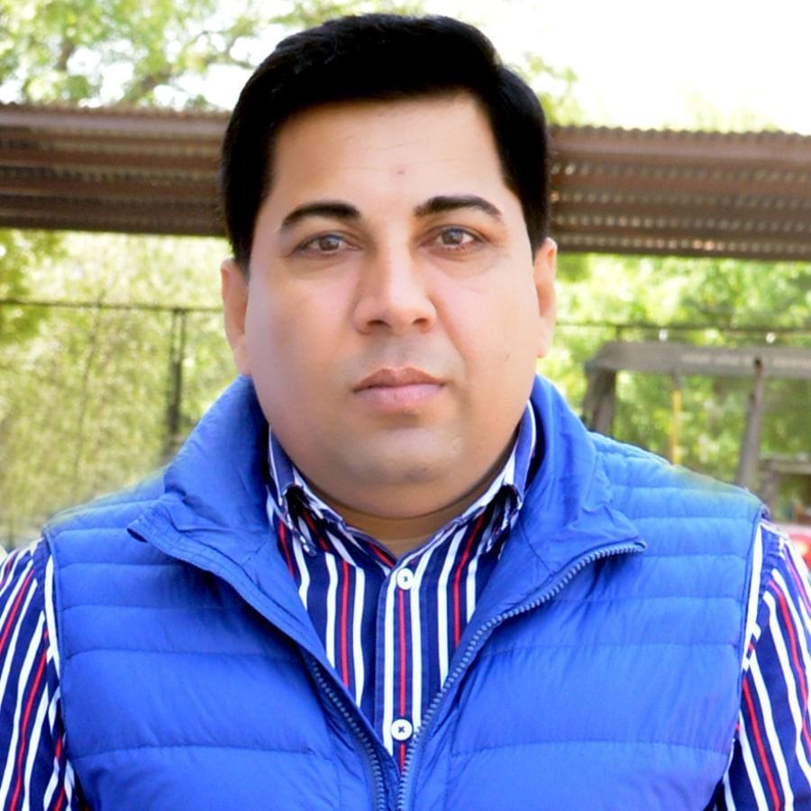 फोटो संख्या:69- महेंद्रगढ़ में शोरूम में एलईडी टीवी पर बजट को देखते व्यापारी व दुकानदार--स्रोत- फोटो संख्या:69- महेंद्रगढ़ में शोरूम में एलईडी टीवी पर बजट को देखते व्यापारी व दुकानदार--स्रोत-