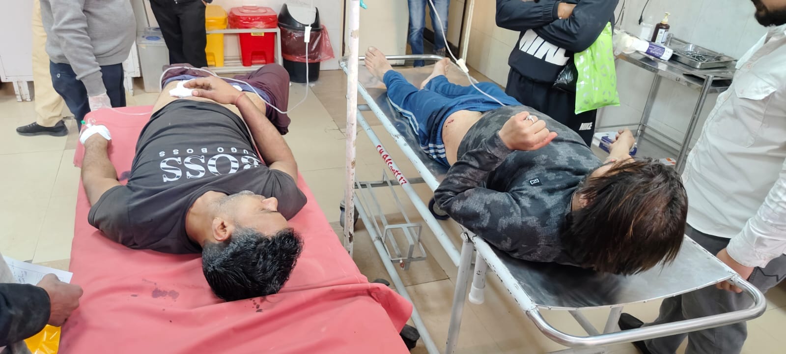 गोली लगने पर घायल दुकानदार अमित के चंडीगढ़ रेफर किए जाने पर पुलिस छावनी नागरिक अस्पताल में ही ज गोली लगने पर घायल दुकानदार अमित के चंडीगढ़ रेफर किए जाने पर पुलिस छावनी नागरिक अस्पताल में ही ज