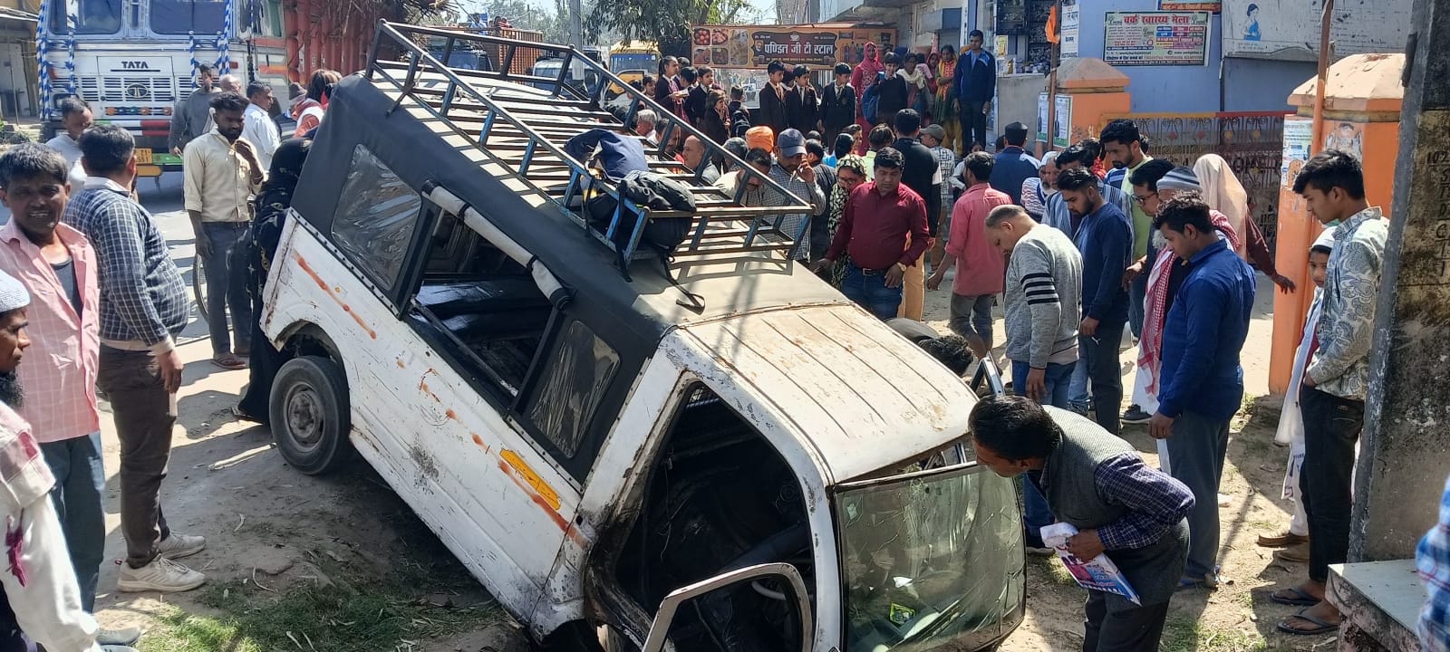 हारा में स्कूल वाहन अनियंत्रित होकर नाले में गिरने से घायल छात्राएं। हारा में स्कूल वाहन अनियंत्रित होकर नाले में गिरने से घायल छात्राएं।
