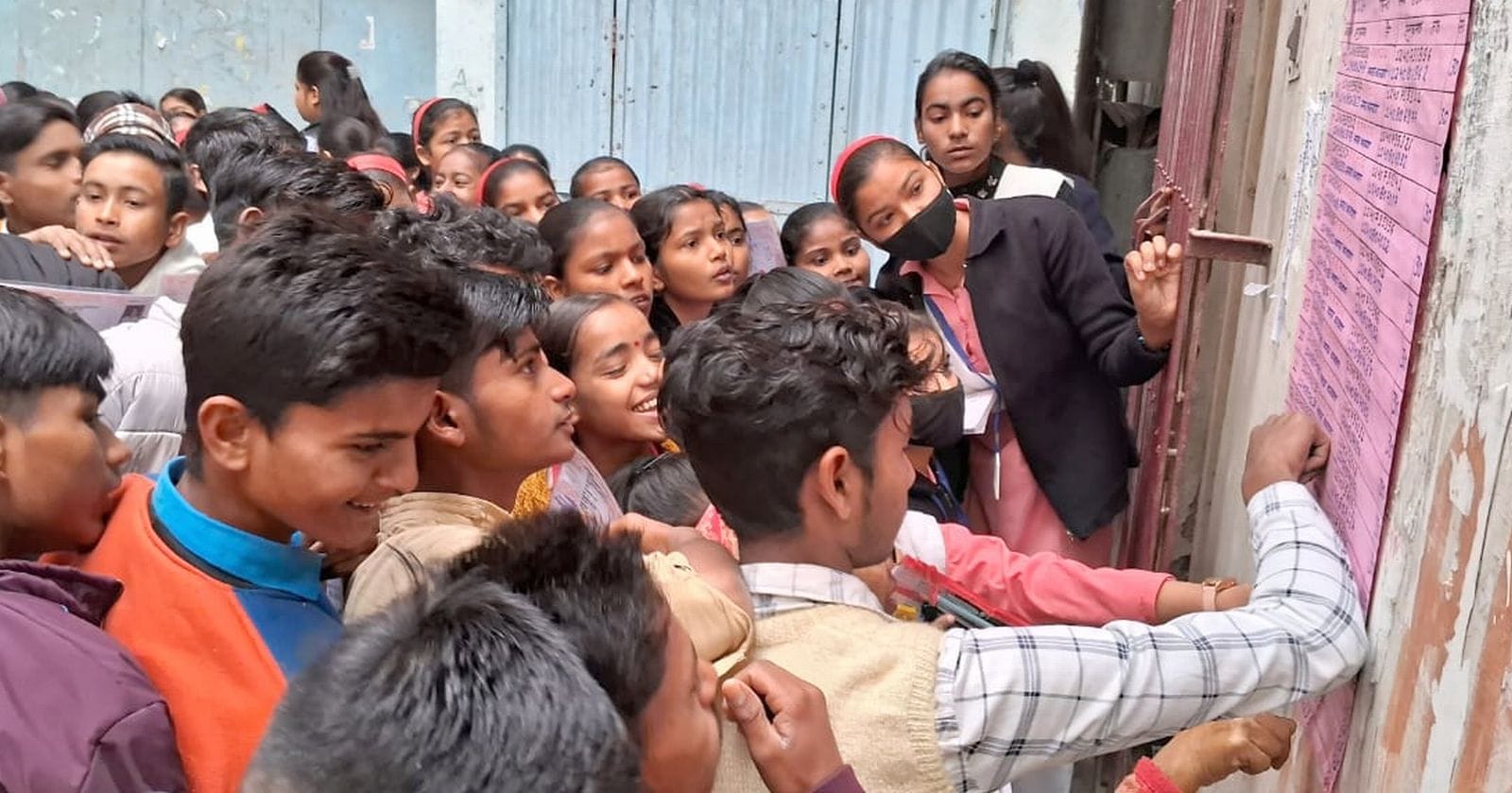 जीआईसी परीक्षा केंद्र पर परीक्षार्थियों की चेकिंग करती कर्मचारी। संवाद जीआईसी परीक्षा केंद्र पर परीक्षार्थियों की चेकिंग करती कर्मचारी। संवाद