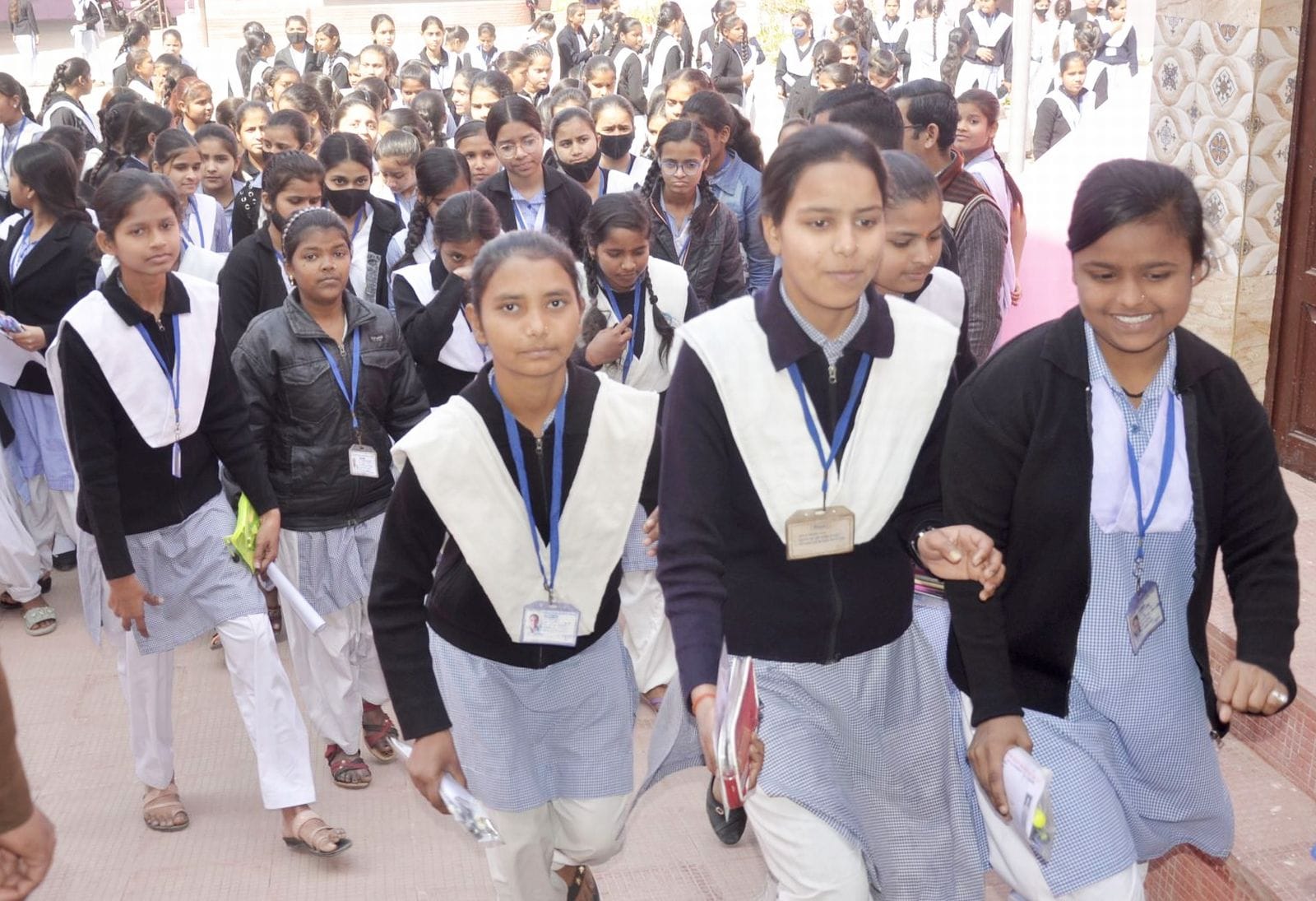 जीआईसी परीक्षा केंद्र पर परीक्षार्थियों की चेकिंग करती कर्मचारी। संवाद जीआईसी परीक्षा केंद्र पर परीक्षार्थियों की चेकिंग करती कर्मचारी। संवाद