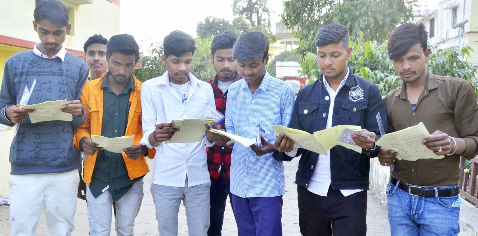 जीआईसी परीक्षा केंद्र पर परीक्षार्थियों की चेकिंग करती कर्मचारी। संवाद जीआईसी परीक्षा केंद्र पर परीक्षार्थियों की चेकिंग करती कर्मचारी। संवाद