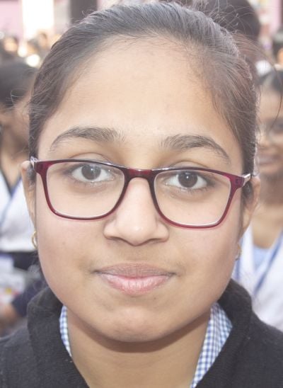जीआईसी परीक्षा केंद्र पर परीक्षार्थियों की चेकिंग करती कर्मचारी। संवाद जीआईसी परीक्षा केंद्र पर परीक्षार्थियों की चेकिंग करती कर्मचारी। संवाद