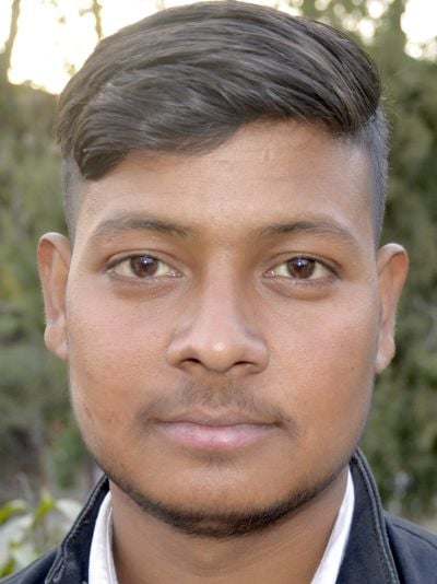 जीआईसी परीक्षा केंद्र पर परीक्षार्थियों की चेकिंग करती कर्मचारी। संवाद जीआईसी परीक्षा केंद्र पर परीक्षार्थियों की चेकिंग करती कर्मचारी। संवाद