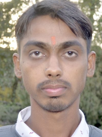 जीआईसी परीक्षा केंद्र पर परीक्षार्थियों की चेकिंग करती कर्मचारी। संवाद जीआईसी परीक्षा केंद्र पर परीक्षार्थियों की चेकिंग करती कर्मचारी। संवाद