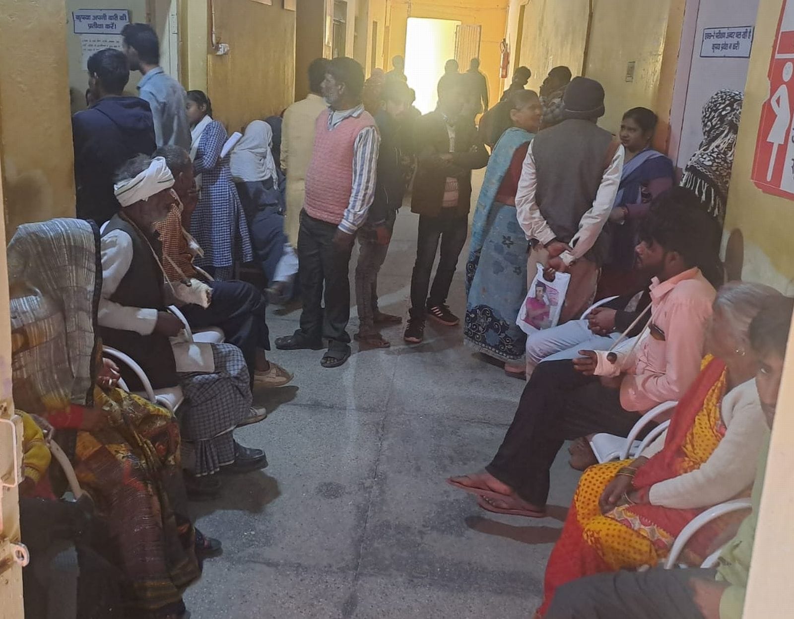 जांच रिपोर्ट लेने को लाइन में लगकर इंतजार करते मरीज और तीमारदार। संवाद
