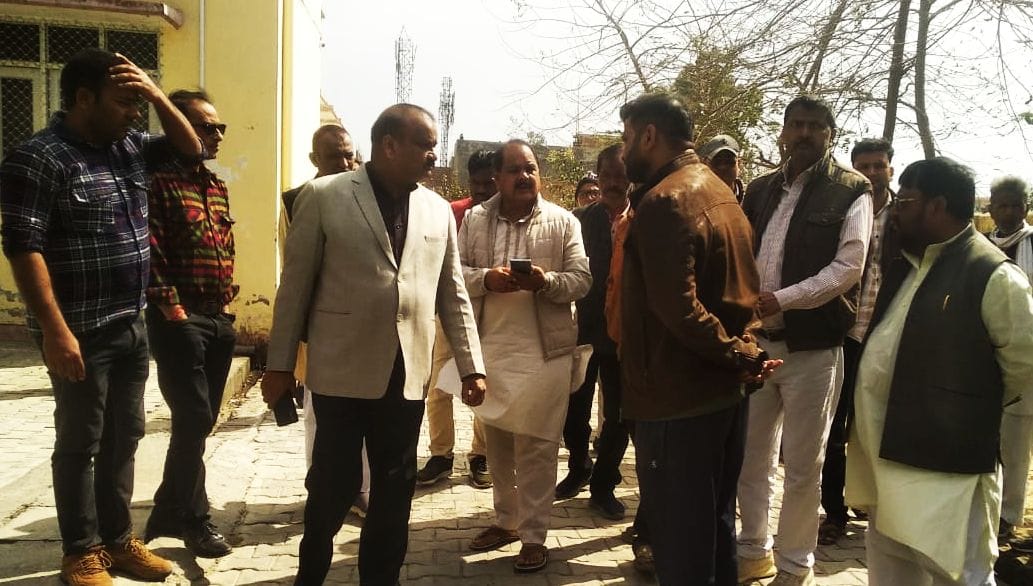 जलालाबाद में बुधवार की रात गोली बिजली के इसी खंभे में जाकर लगी गोली। संवाद जलालाबाद में बुधवार की रात गोली बिजली के इसी खंभे में जाकर लगी गोली। संवाद