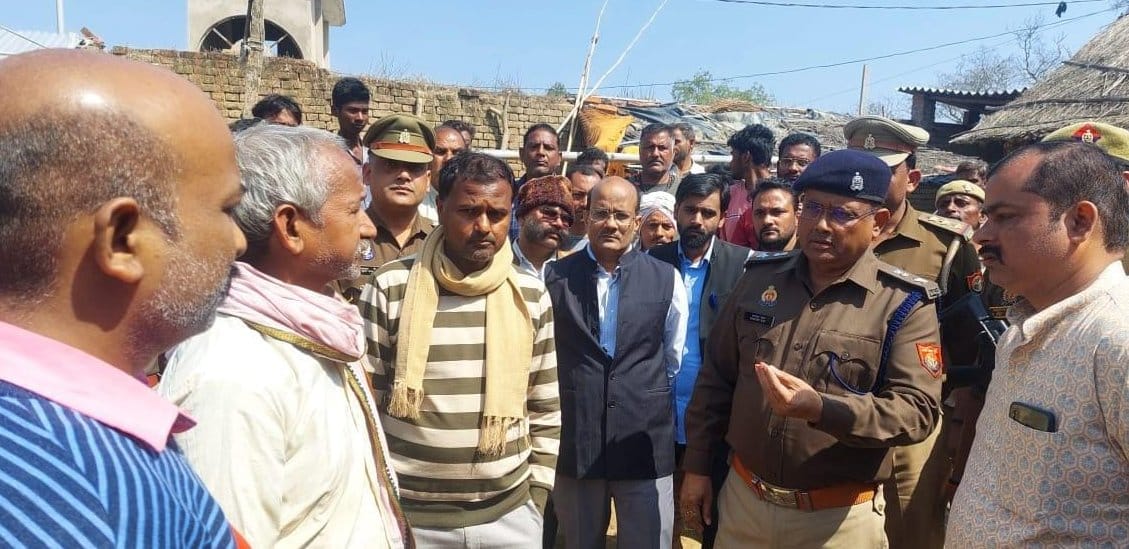 लीलापुर के मुल्तानीपुर में छात्र की अचेत पड़ी मां। संवाद लीलापुर के मुल्तानीपुर में छात्र की अचेत पड़ी मां। संवाद