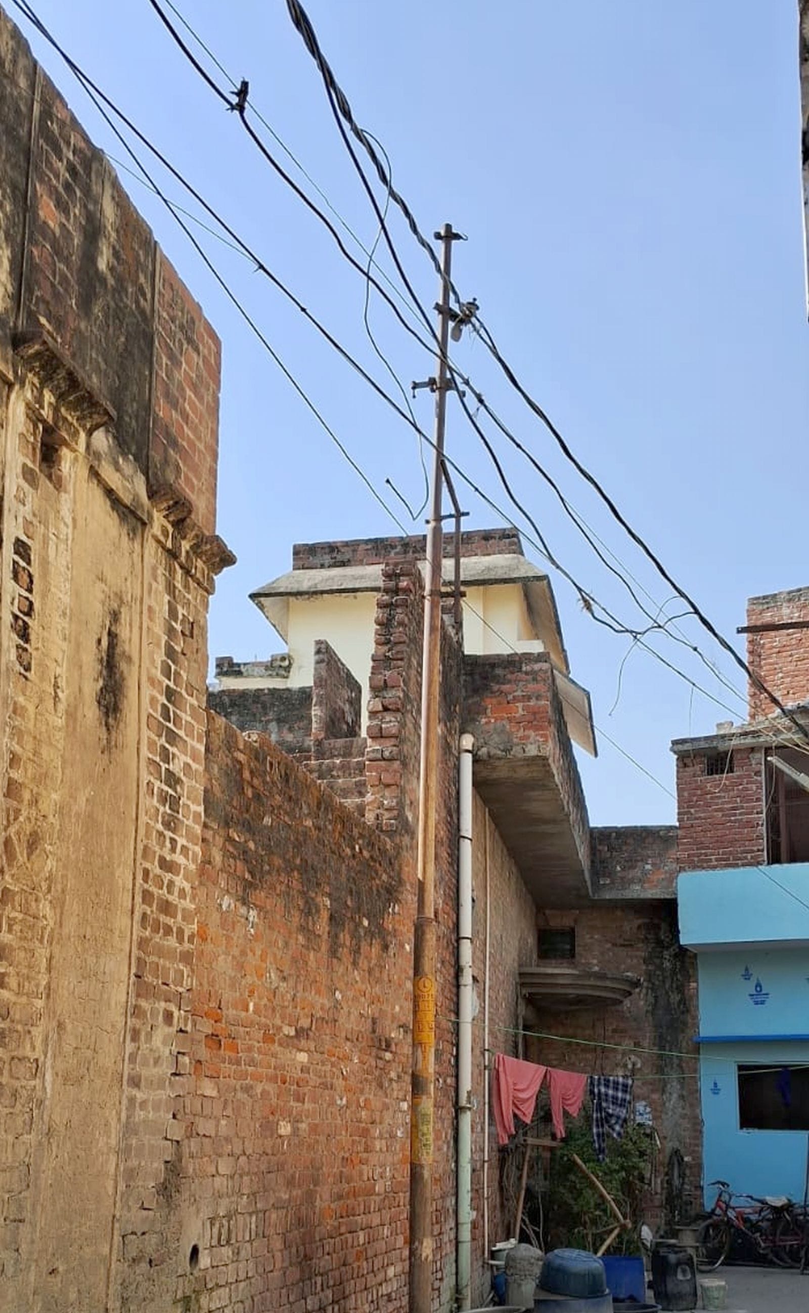 मोहल्ला शहबाजपुर में बिजली की जर्जर लाइन। संवाद