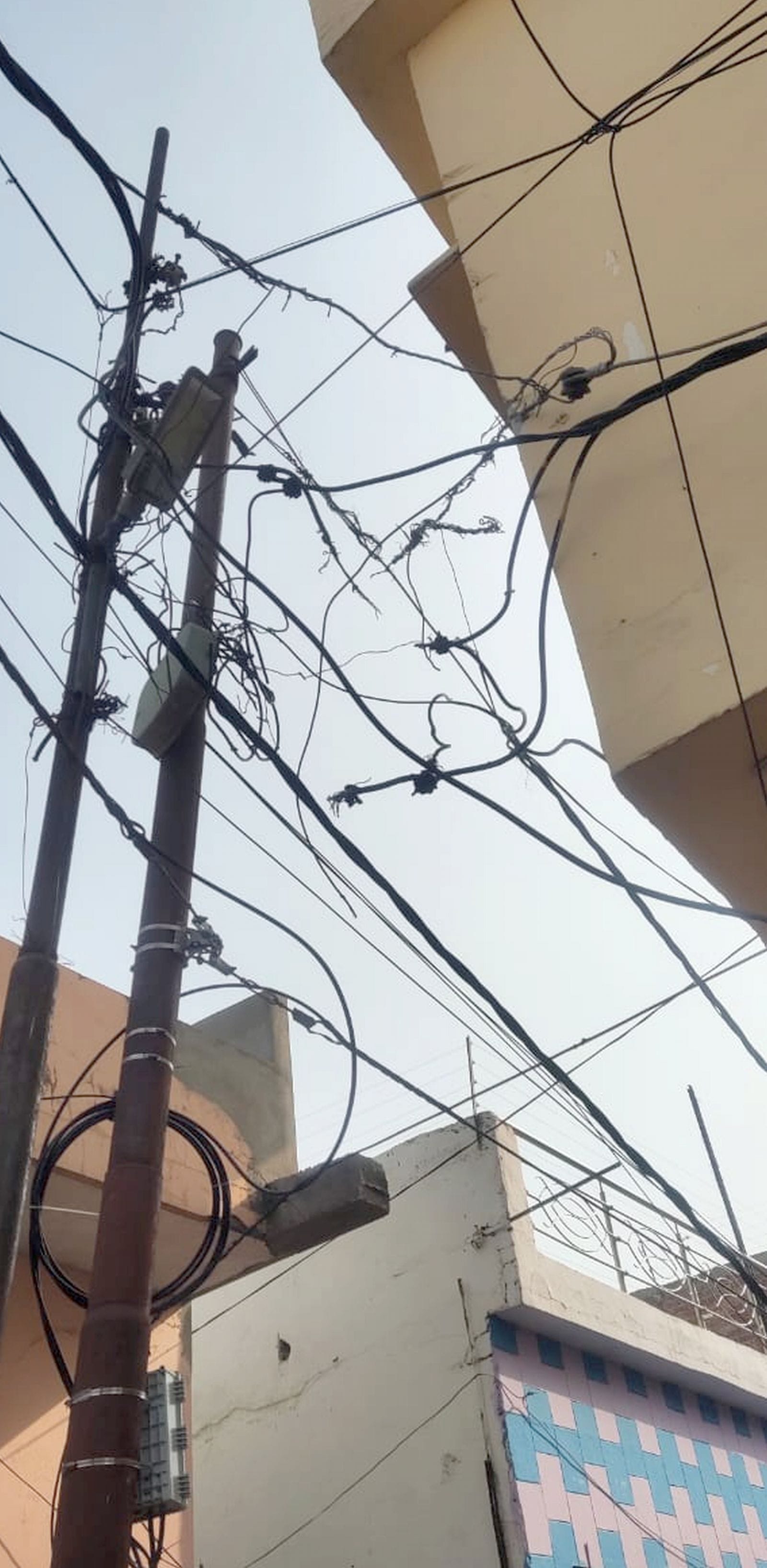 मोहल्ला शहबाजपुर में बिजली की जर्जर लाइन। संवाद