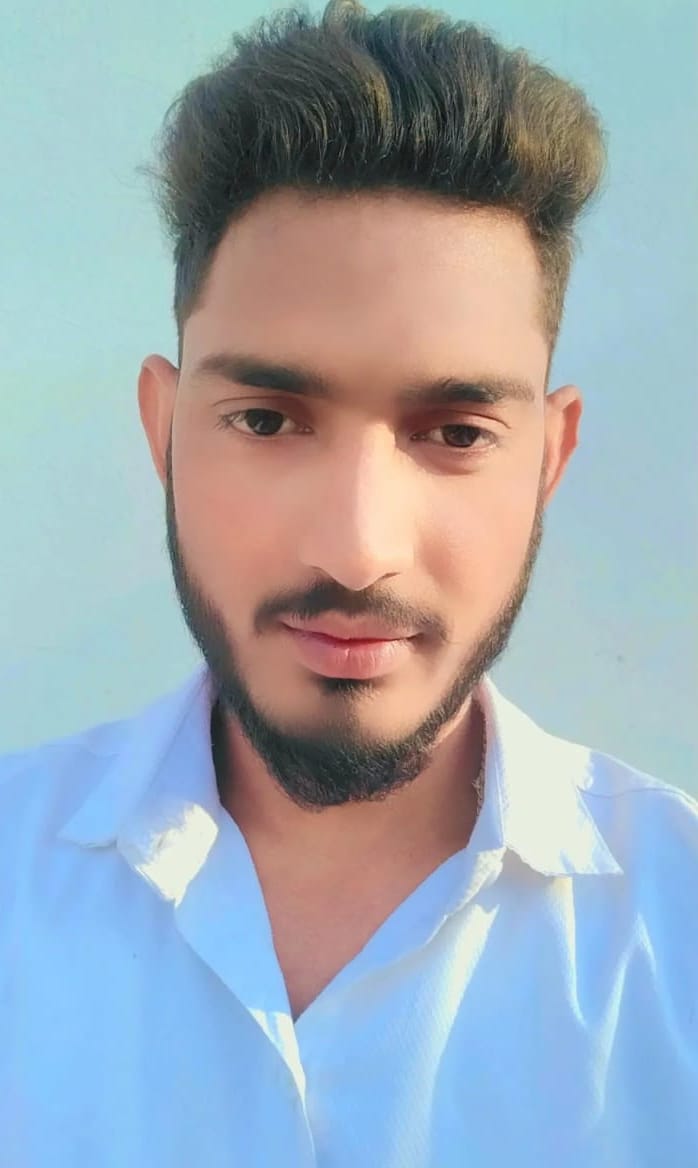 महेंद्रगढ़ में शोरूम में एलईडी पर बजट को देखते व्यापारी और दुकानदार। स्रोत: संवाद महेंद्रगढ़ में शोरूम में एलईडी पर बजट को देखते व्यापारी और दुकानदार। स्रोत: संवाद