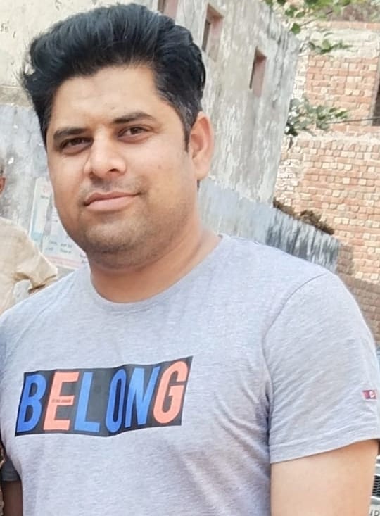 महेंद्रगढ़ में शोरूम में एलईडी पर बजट को देखते व्यापारी और दुकानदार। स्रोत: संवाद महेंद्रगढ़ में शोरूम में एलईडी पर बजट को देखते व्यापारी और दुकानदार। स्रोत: संवाद