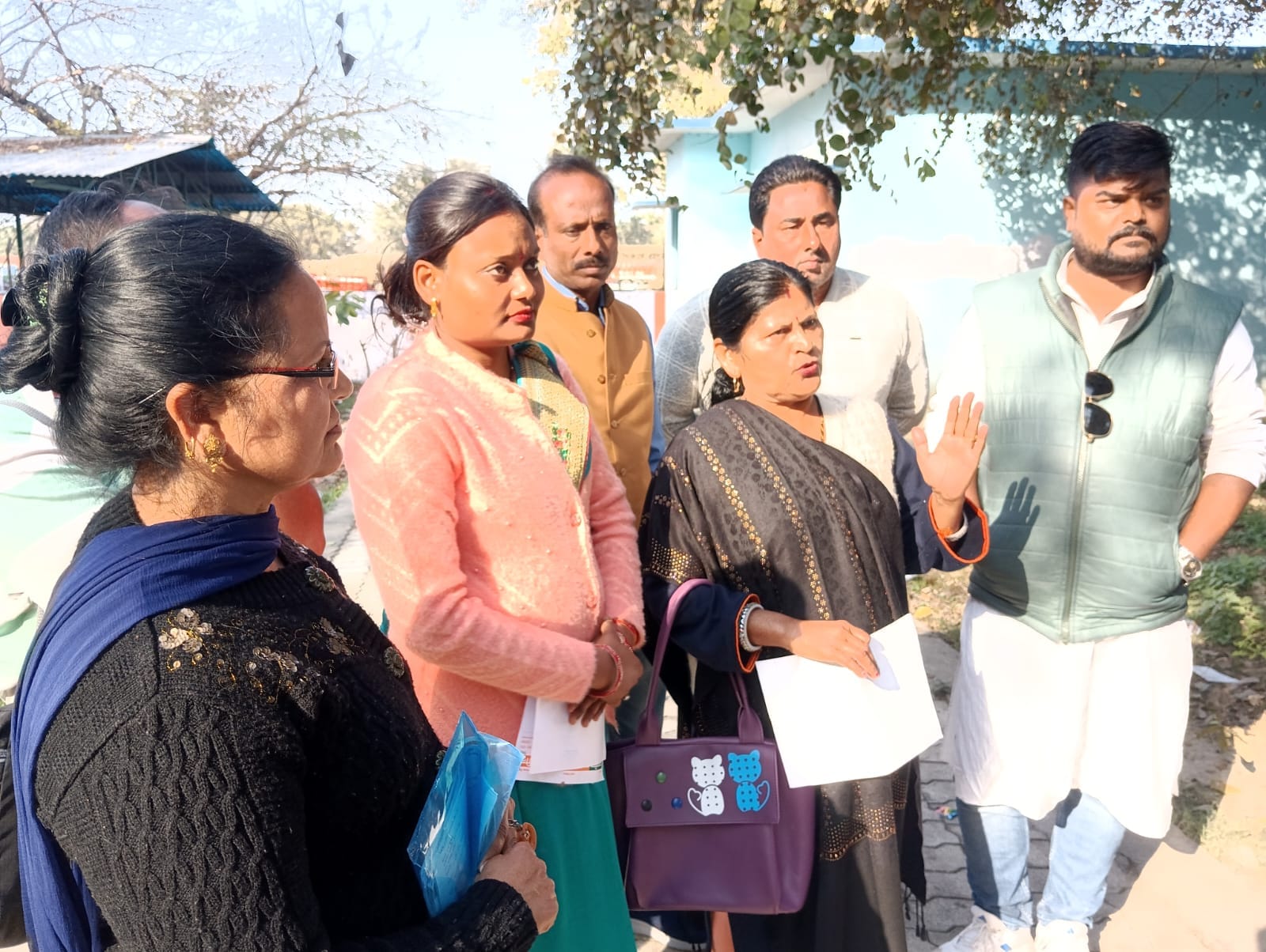 नगर पालिका परिषद कार्यालय सभागार में आयोजित बैठक में मौजूद अध्यक्ष और ईओ व सभासद । संवाद नगर पालिका परिषद कार्यालय सभागार में आयोजित बैठक में मौजूद अध्यक्ष और ईओ व सभासद । संवाद