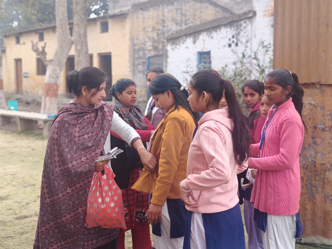 पहली पाली की परीक्षा देकर निकलते छात्र-संवाद