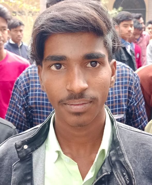 पहली पाली की परीक्षा देकर निकलते छात्र-संवाद