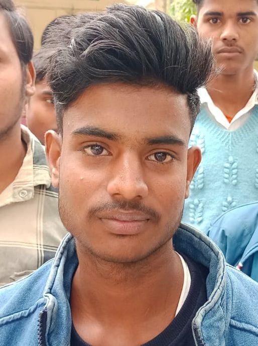 पहली पाली की परीक्षा देकर निकलते छात्र-संवाद