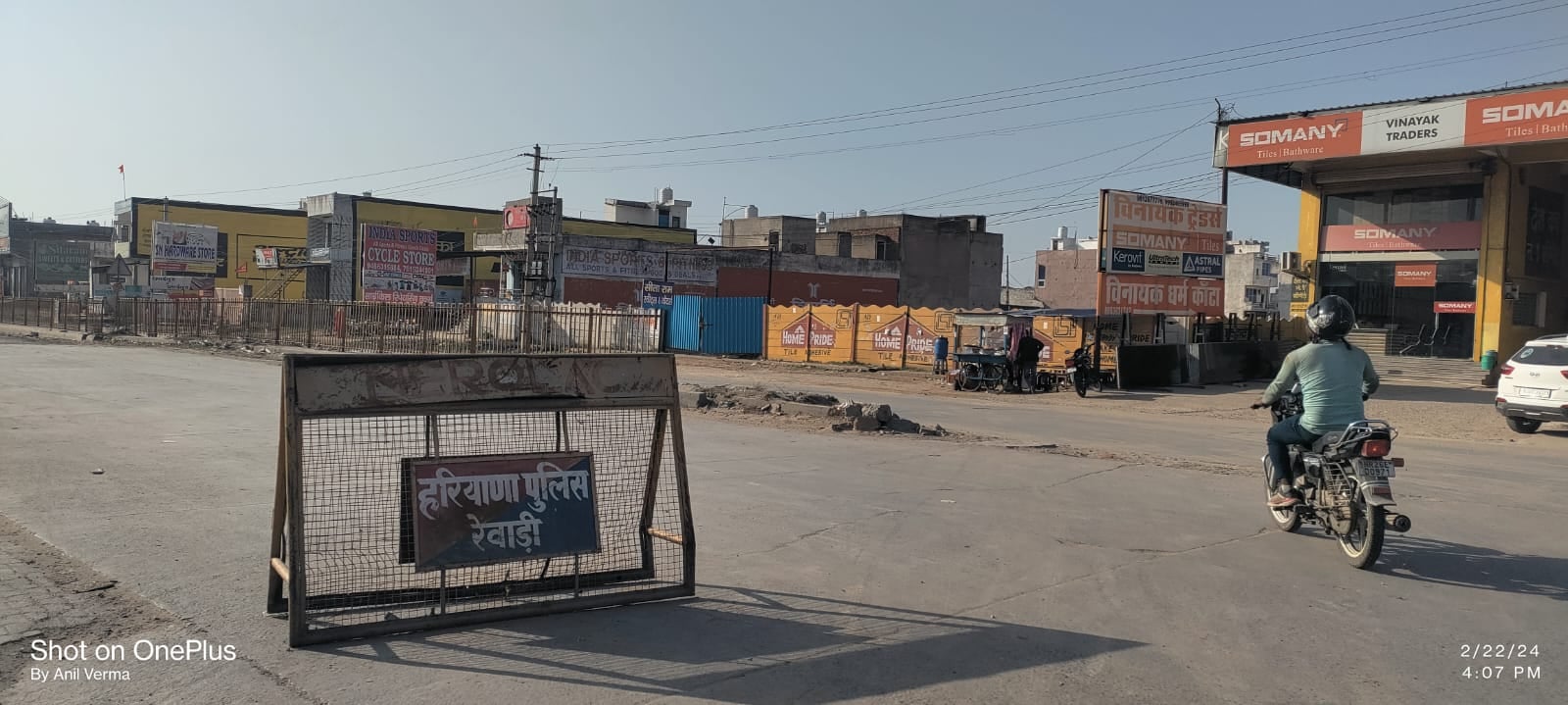 रेवाड़ी। रेवाड़ी पुलिस ने अपने क्षेत्र में लगाया बैरिकेड। संवाद रेवाड़ी। रेवाड़ी पुलिस ने अपने क्षेत्र में लगाया बैरिकेड। संवाद