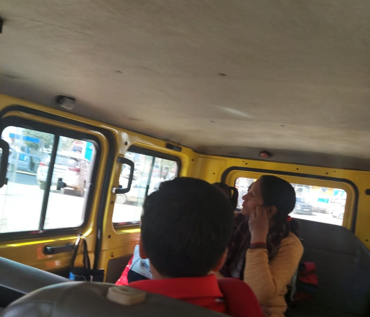 स्कूल बसों के दस्तावेज की जांच करते हुए अधिकारी। संवाद स्कूल बसों के दस्तावेज की जांच करते हुए अधिकारी। संवाद
