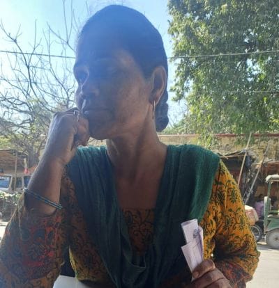 जिला अस्पताल की ओपीडी में लगी मरीजों की लाइन। संवाद