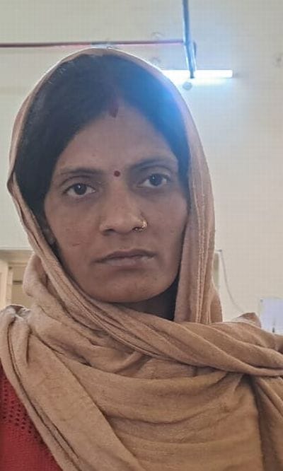 जिला अस्पताल की ओपीडी में लगी मरीजों की लाइन। संवाद